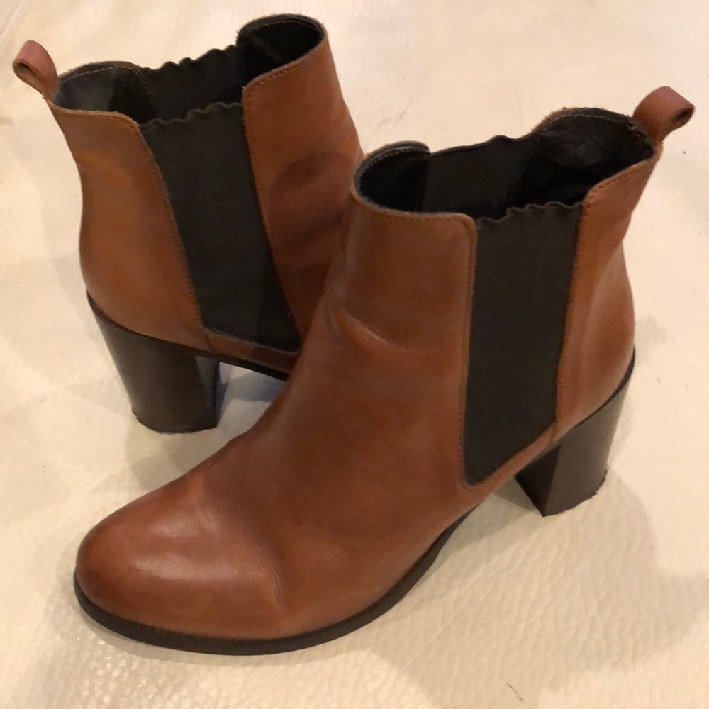 Heeled brown booties
